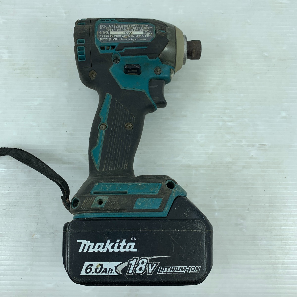 κκ MAKITA マキタ 電動工具 インパクトドライバ 充電器・充電池2個・ケース付 コードレス式 18v 19264 TD170D グリーン 傷や汚れあり_画像3