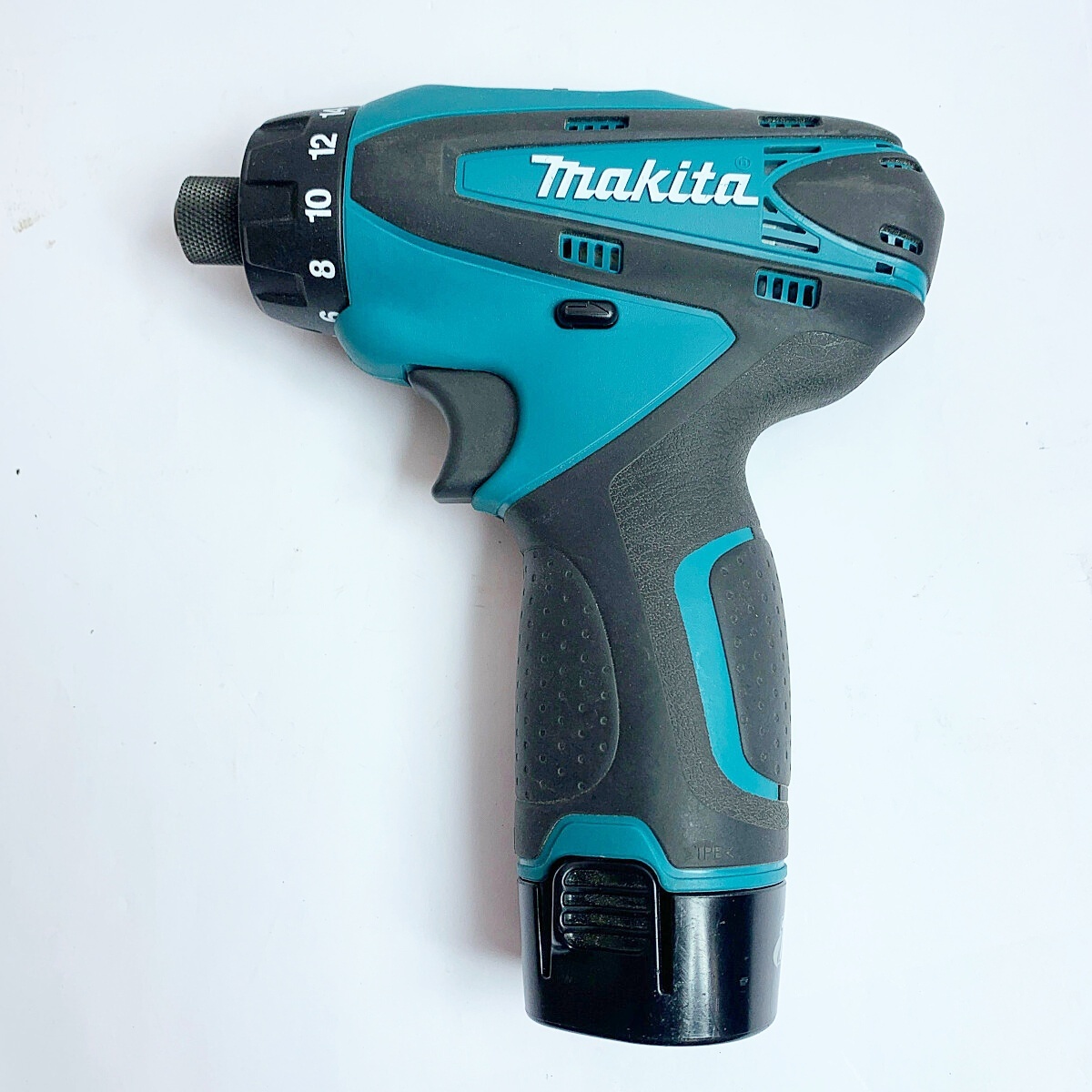 ♭♭ MAKITA マキタ 充電式ドライバドリル　10.8V　充電器、バッテリー1個、ケース付 DF030D 目立った傷や汚れなし_画像3