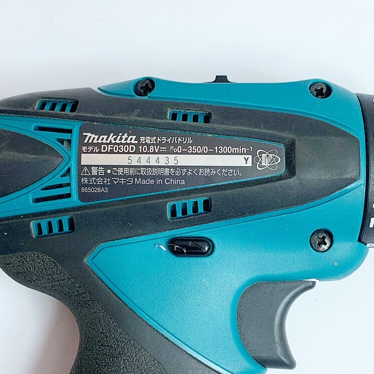 ♭♭ MAKITA マキタ 充電式ドライバドリル　10.8V　充電器、バッテリー1個、ケース付 DF030D 目立った傷や汚れなし_画像5