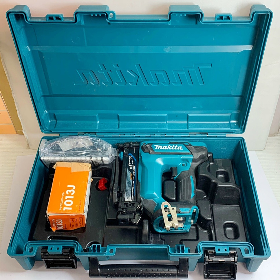 ♭♭ MAKITA マキタ 充電式タッカ 本体とケースのみ ST121DZK ブルー やや傷や汚れあり