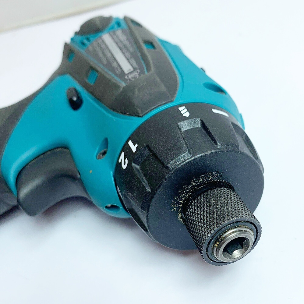 ♭♭ MAKITA マキタ 充電式ドライバドリル　10.8V　充電器、バッテリー1個、ケース付 DF030D 目立った傷や汚れなし_画像9