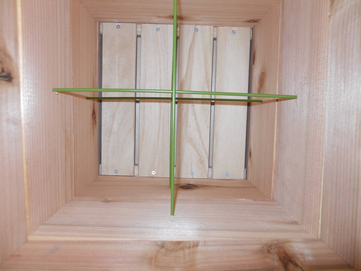 日本ミツバチ巣箱台(脚付タイプ) スムシ対策金網、底板2段引出し付(お持ちの重箱巣箱のサイズに合わせる事も可能)＋天板、スノコの画像6