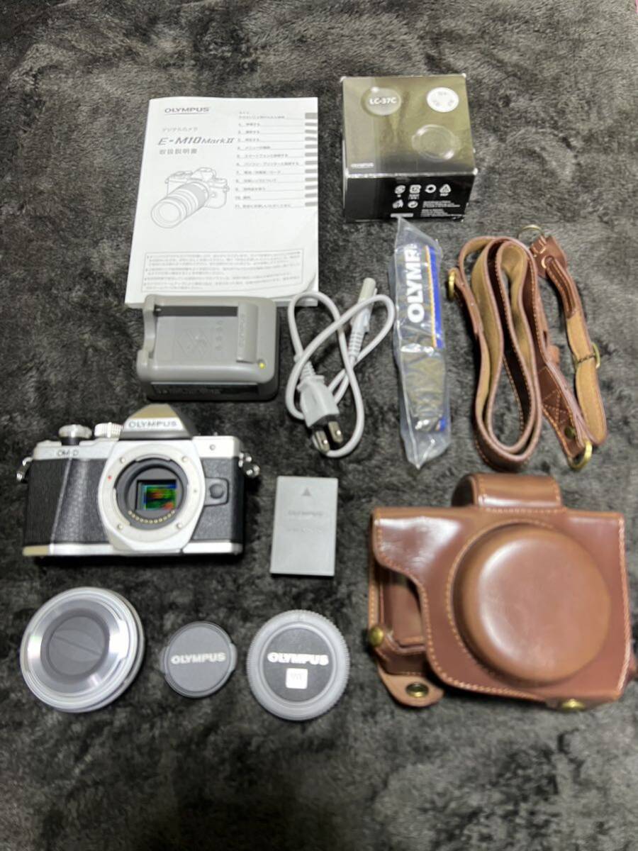 極上品 OLYMPUS オリンパス ミラーレフ一眼 OM-D E-M10 MarkⅡ シルバー ハンドメイド最高級UPレザーハーフケースセット 下見可能 即発送