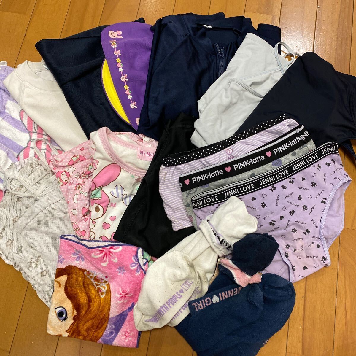 2 7 未使用品 コスプレ衣装 運動シャツ ハーフパンツ パジャマ タンクトップ タオル 靴下 女の子用 柄 綿 詰め合わせ ダンボール 匿名発送の画像1