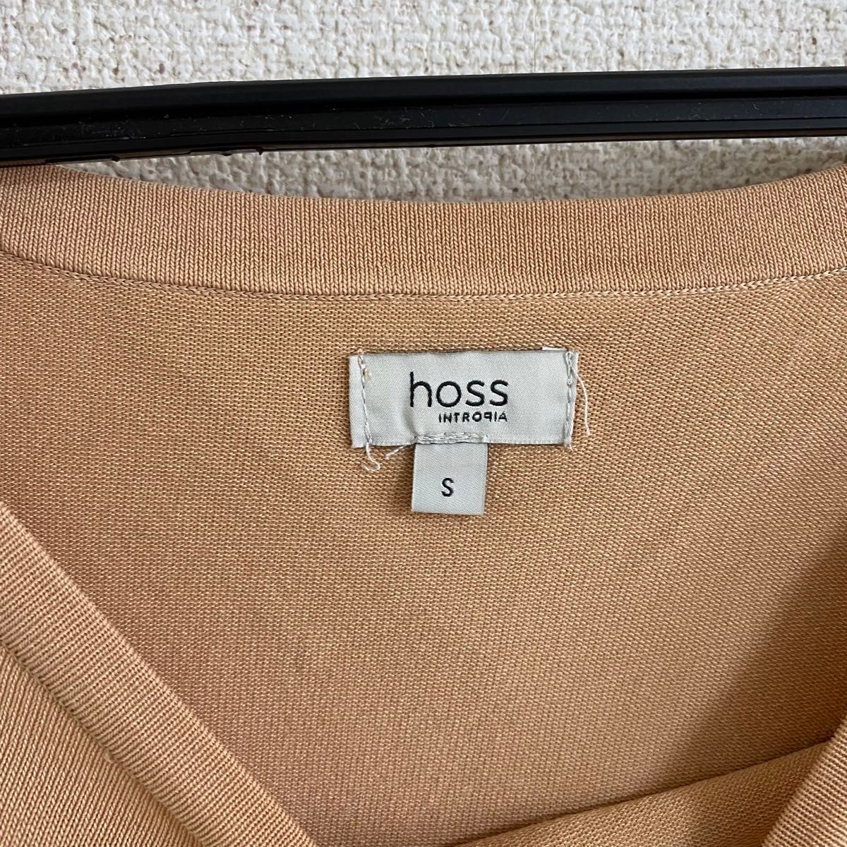 【美品】hoss ホスレディース　トップス　背中リボンデザイン　Sサイズ　ベージュスペインのブランド