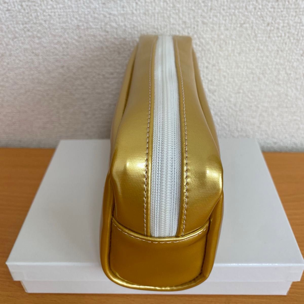 【新品　未使用】ゴールドポーチ化粧ポーチマルチポーチ色ゴールド　金色