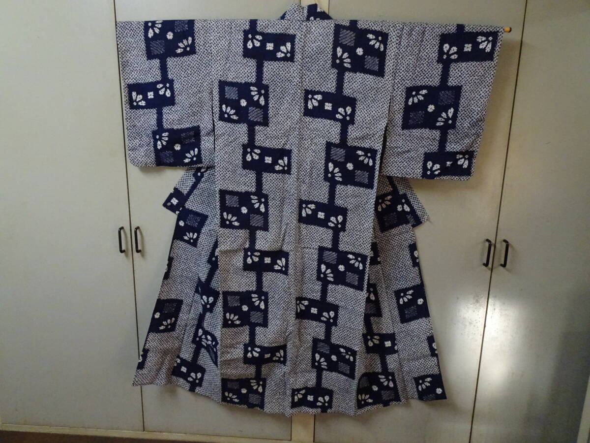 417-5 リップル木綿 白色ｘ紺色浴衣 洗濯済 リメイク素材 身丈142cm/裄62cm/袖丈50cmの画像1