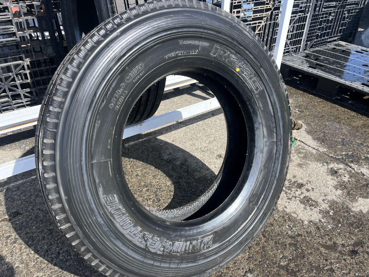 TBLT186 新品未使用 9R22.5 14PR BRIDGESTONE R225 ブリヂストン 夏タイヤ サマータイヤ 縦目 大型 トラック バス用 2022年製 2本セット_画像3