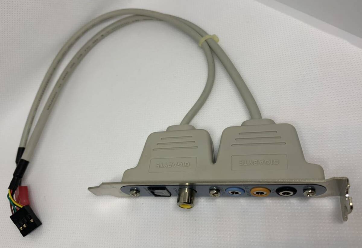 GIGABYTE SPDIF OUT／8 CHANNELマザーボード接続ケーブルブラケット 使用できるかわかりませんが利用できる方いらっしゃいませんか？の画像1