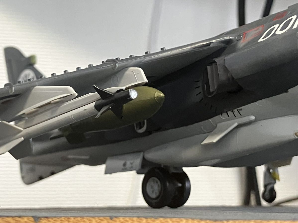 1/48 V/STOL戦闘攻撃機 シーハリアーFRS.1 イギリス海軍艦隊航空隊 第801飛行隊 空母インヴィンシブル搭載機［塗装済完成品］木製ベースの画像2