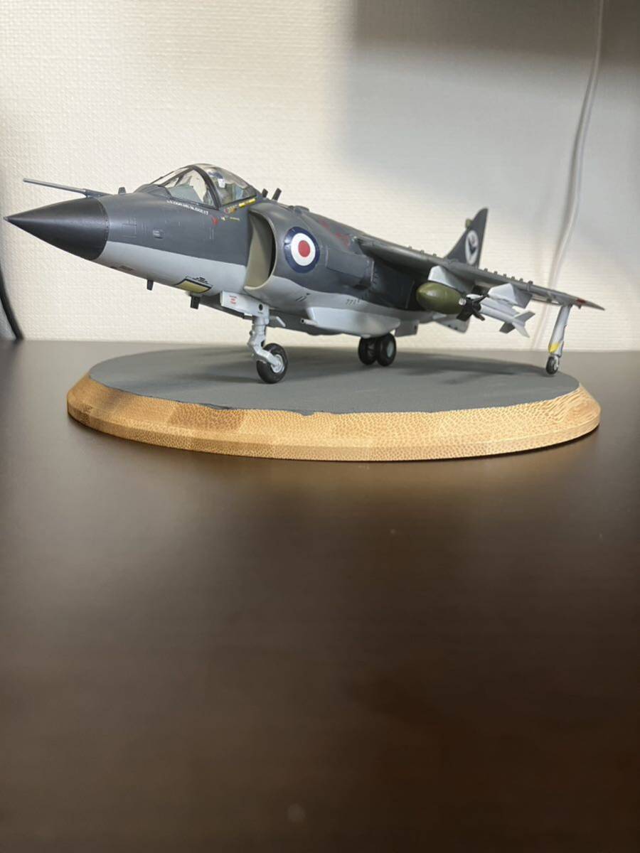 1/48 V/STOL戦闘攻撃機 シーハリアーFRS.1 イギリス海軍艦隊航空隊 第801飛行隊 空母インヴィンシブル搭載機［塗装済完成品］木製ベースの画像1