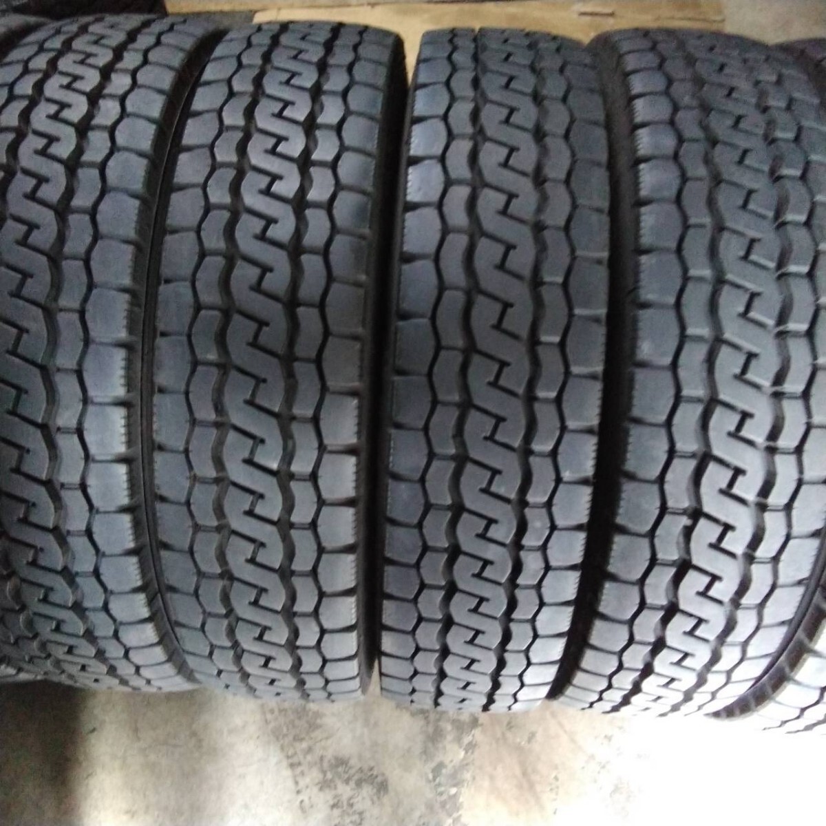 ★超極良品★ブリヂストン 22年製 トラック用タイヤ 6本セット 205/80R17.5 BRIDGESTONE ECOPIA Ｍ812 ［87］の画像1