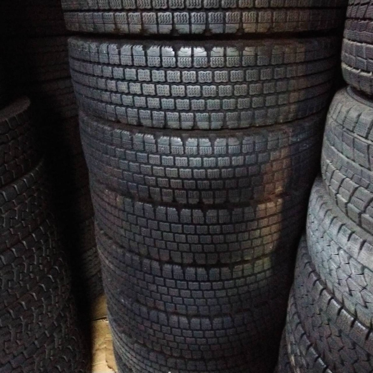 ★極良品★ブリヂストン 22年製 トラック用冬タイヤ 6本セット 225/80R17.5 BRIDGESTONE V-STEEL STUDLESS Ｗ910 ［92］_画像1