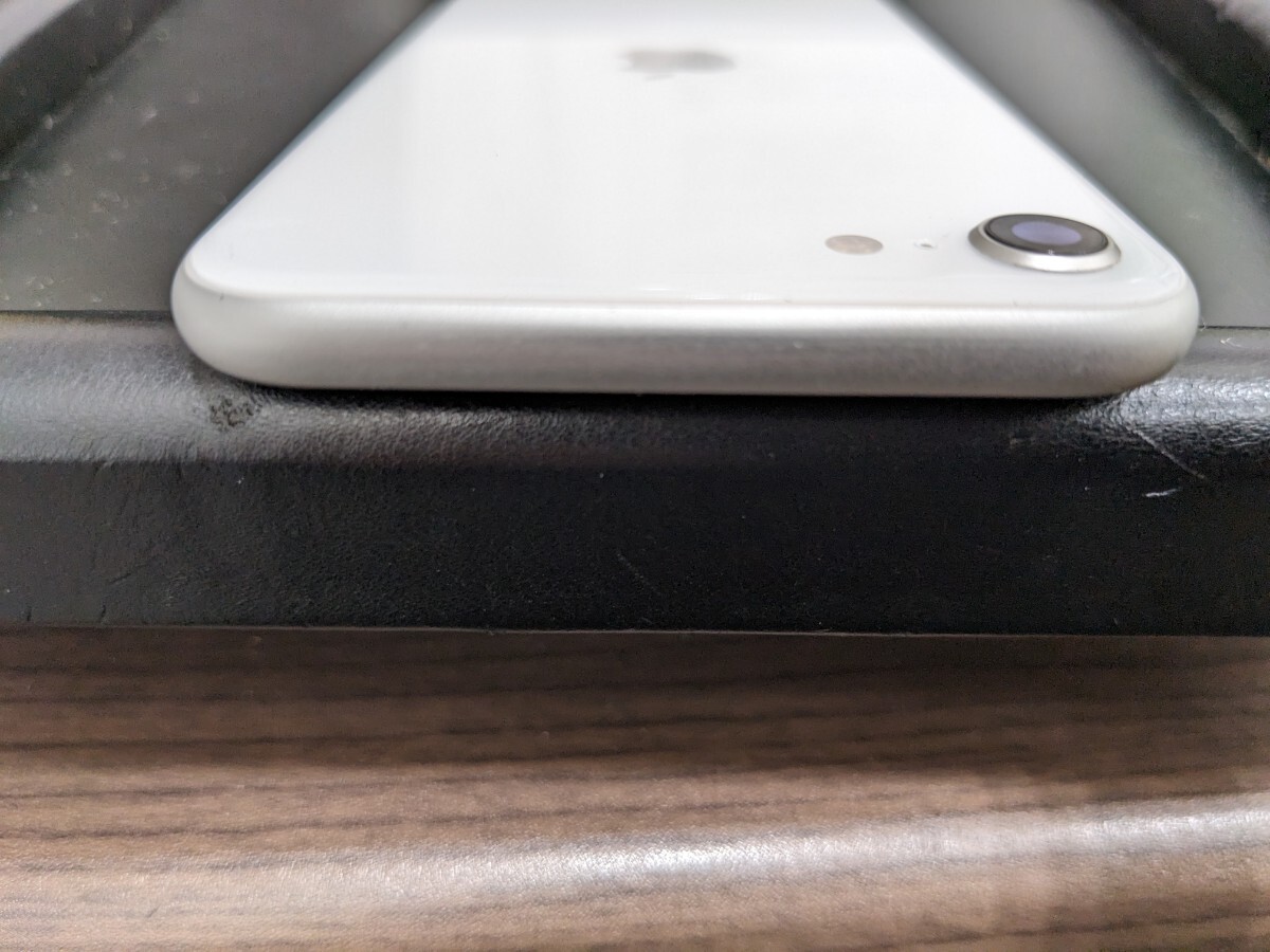 iPhone SE 第二世代 64GB ホワイト SIMロックあり 初期化済の画像3