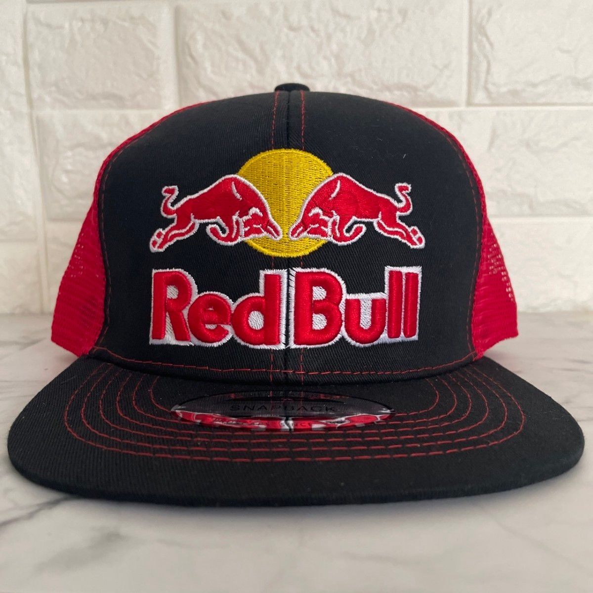 【Red Bull 】キャップ　ブラック×レッド　メッシュ　メンズ   レディース  新品 送料無料