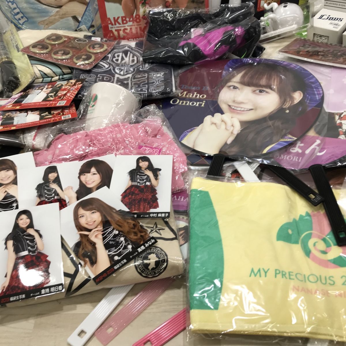 ① AKB48 HKT48 NMB48 等 うちわ コップ 生写真 Tシャツ タオル 景品 缶バッチ グッズ まとめ セット[C2979]の画像9