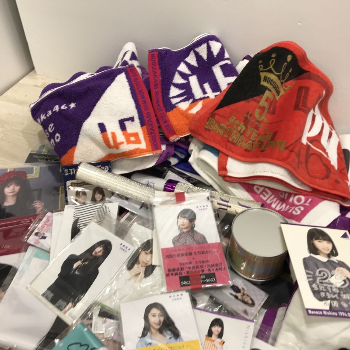 坂道 乃木坂 日向坂 欅坂 46 グッズ (カレンダー 缶バッチ タオル ポストカード 生写真 ペンライト ポーチ ) 等 まとめ セット[C3532]_画像2