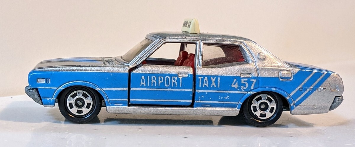 トミカ ニッサン セドリック 2800SGL 空港タクシー 在庫最後の1台の画像1