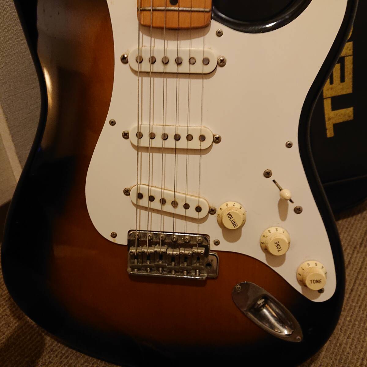 Fender フェンダー STRATOCASTER MADEIN JAPAN エレキギター フェンダー製ストラップ付き TEISCO製ギターケース(ポリウレタン製？)付き _画像7