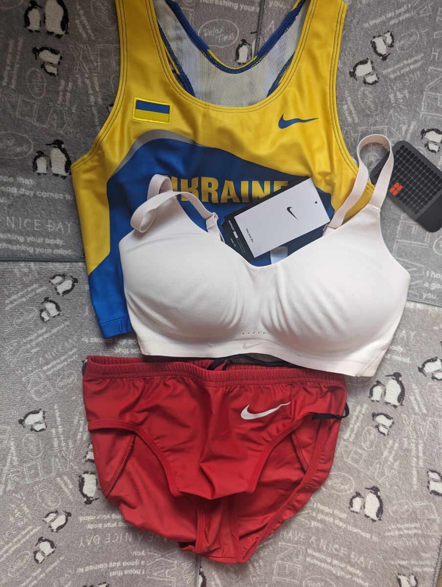 ナイキ(NIKE) 女子陸上競技用 レーシングトップ、レーシングブルマ、スポーツブラ ３点まとめての出品 #ウクライナ代表モデルの画像1