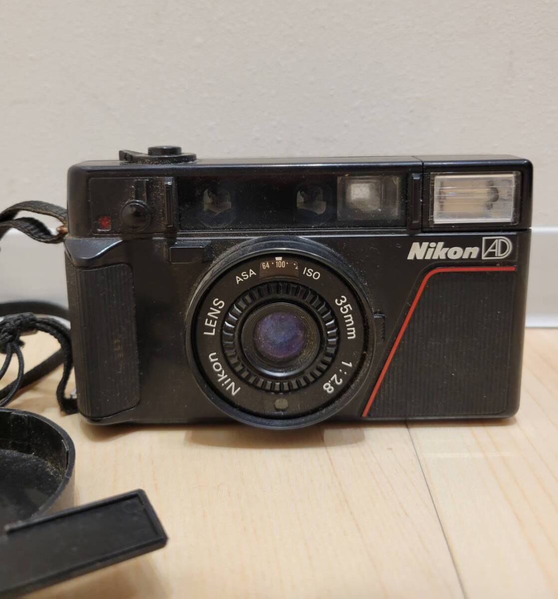 【OAK-1682FH】1円スタート Nikon ニコン カメラ L35AD 35mm 1:2.8 動作未確認品 中古 長期保管品 コンパクトフィルム ストラップ付 現状品の画像2