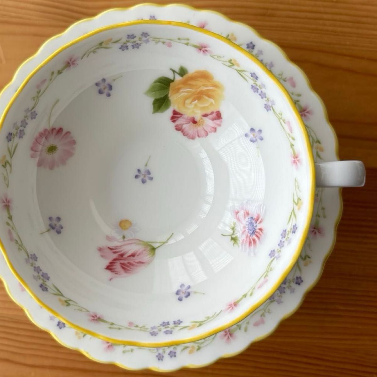 ノリタケbone china   カップ&ソーサー2客        ジュヌフレール可愛い花柄スカラップ♪未使用品