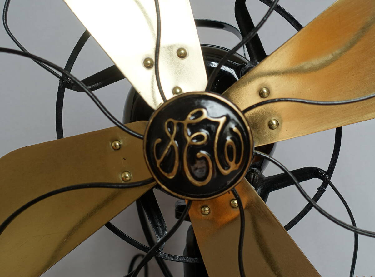 光沢のある真鍮4枚羽根のアンテーク扇風機 東芝製 レトロ扇風機の画像3