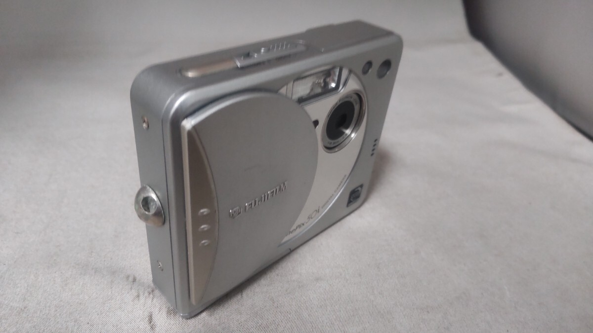 H1995 FUJIFILM FINEPIX 50i コンパクトデジタルカメラ 小型デジカメ/富士フイルム 簡易動作確認OK 動作品 現状品 送料無料 _画像3