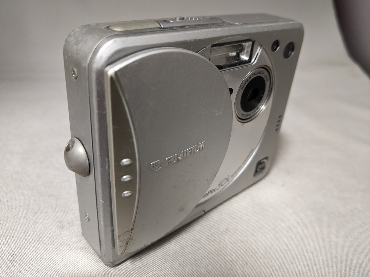 H1975 FUJIFILM FINEPIX 59i コンパクトデジタルカメラ 小型デジカメ/富士フイルム/ファインピクス 簡易動作確認OK 動作品 現状品 送料無料_画像2