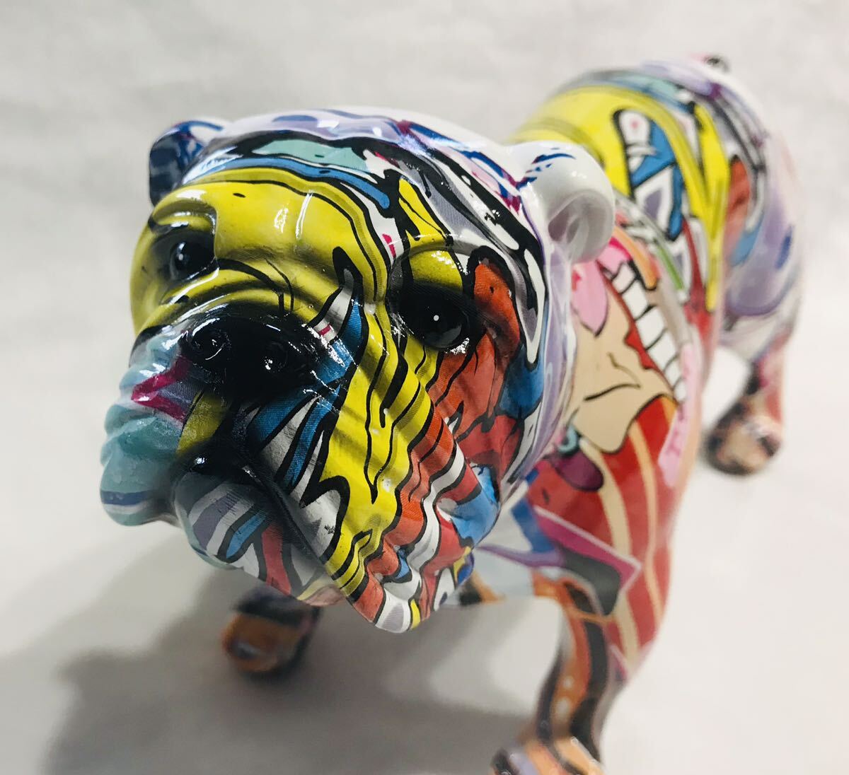 カラフルなフレンチブルドッグ像 創造的なグラフィティアート ブルドッグの置物 樹脂クラフト 動物の彫刻 子犬の置物 モダンな置物の画像2