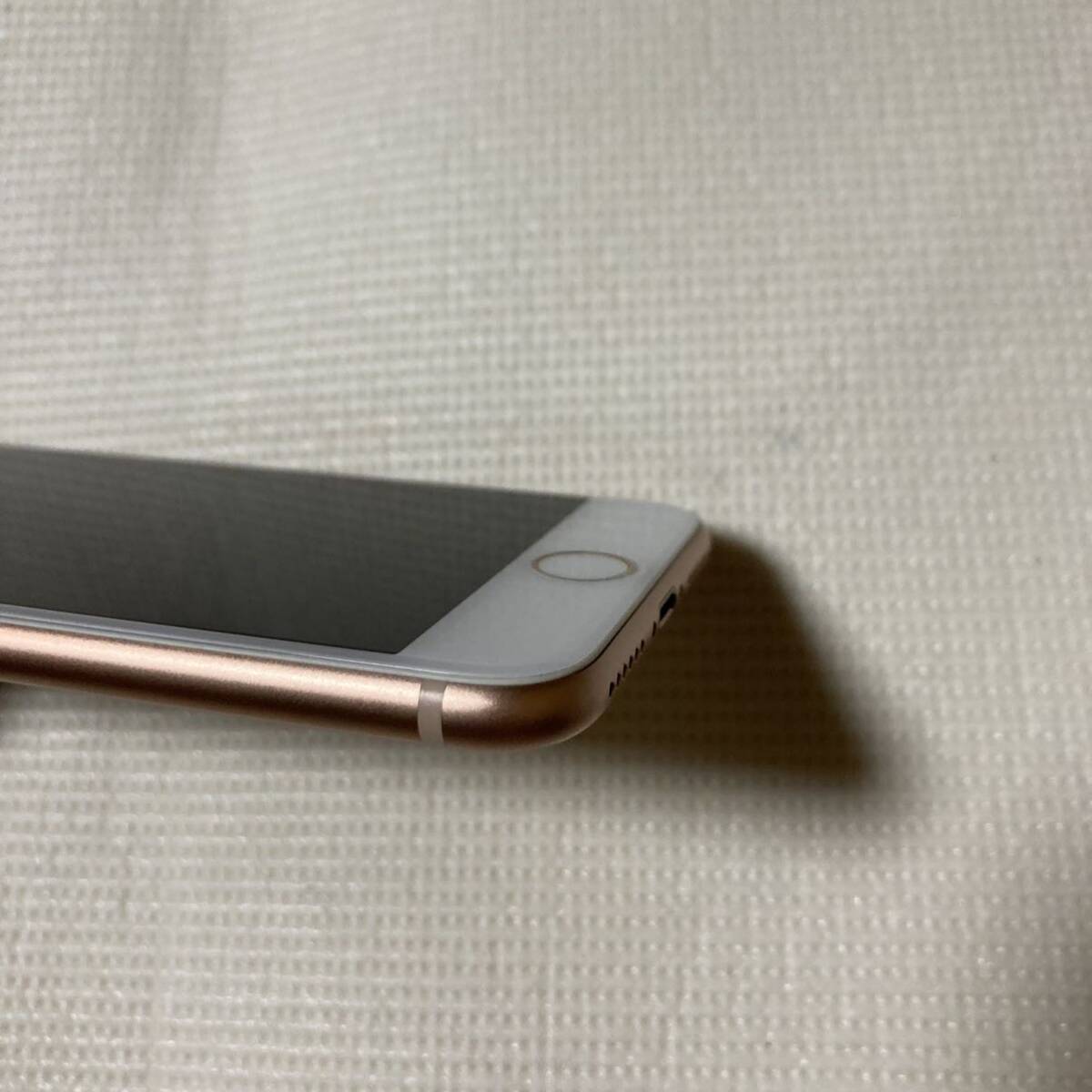 送料無料 美品 SIMフリー iPhone8 64GB ゴールド バッテリー最大容量100% SIMロック解除済_画像4