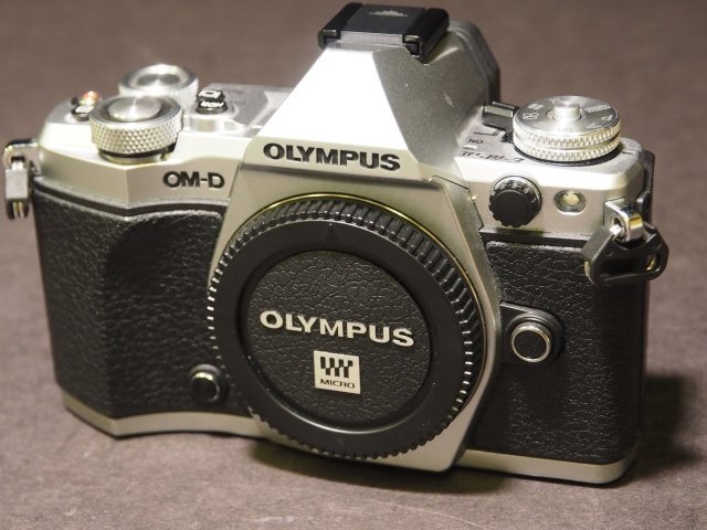 S961 OLYMPUS デジタルミラーレス一眼カメラ OM-D E-M5Ⅱ MarkⅡ ボディのみ シルバー バッテリー・充電器付属 オリンパス_画像1