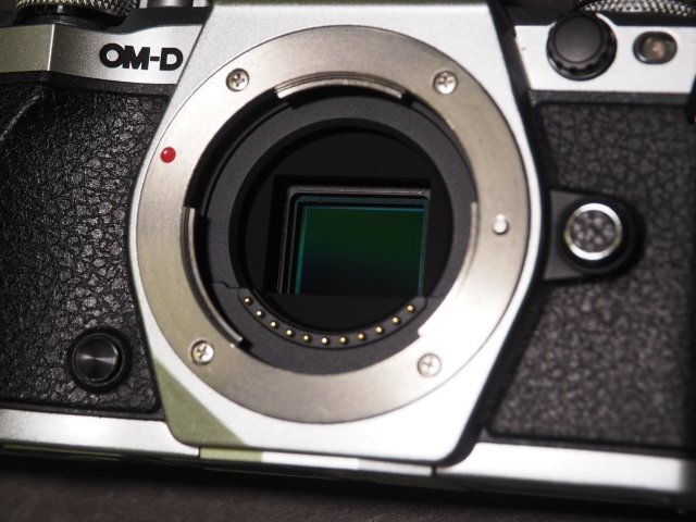 S961 OLYMPUS デジタルミラーレス一眼カメラ OM-D E-M5Ⅱ MarkⅡ ボディのみ シルバー バッテリー・充電器付属 オリンパス_画像10