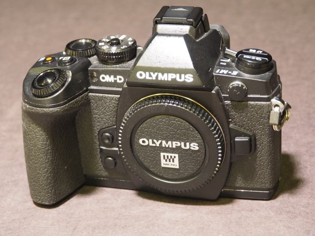 S960 OLYMPUS デジタルミラーレス一眼カメラ OM-D E-M1 ボディのみ ブラック バッテリー付属 オリンパスの画像1