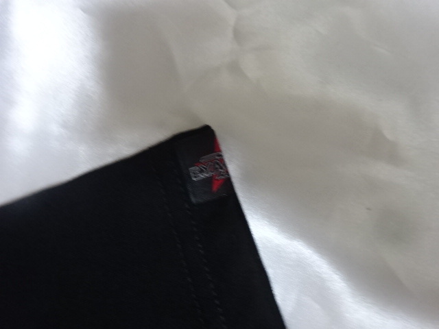 送料185円・U33■ 矢沢永吉 定番ロゴ星(赤)×黒 Tシャツ Lサイズの画像3