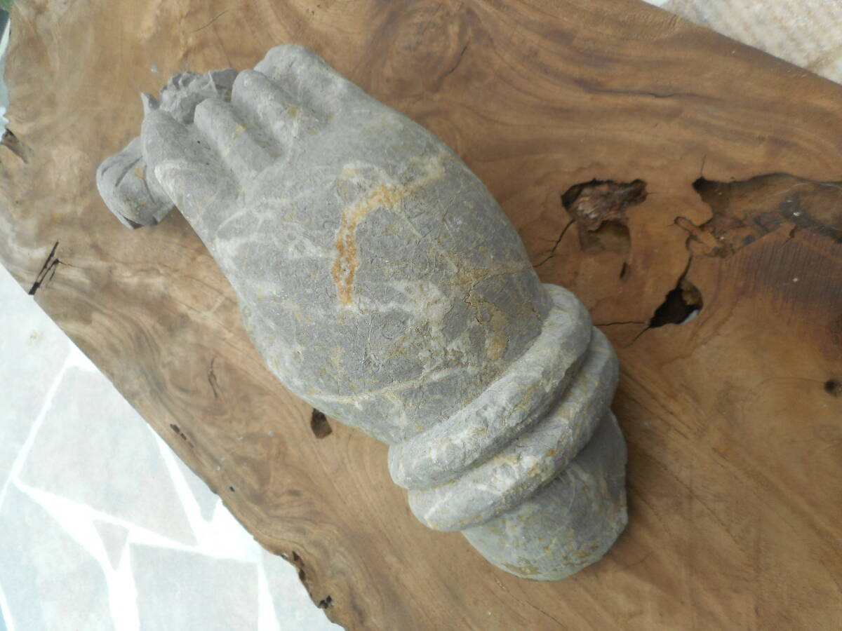  stone .[. hand ] thousand hand . sound south north morning era (439~589 year )* north . higashi . about stone sculpture Buddhism fine art size length 27. weight 2*3.