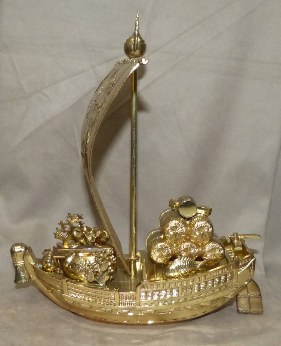 宝船、黄金の船、高さ２６ｃｍ、長さ２２．５ｃｍ、幅１９ｃｍ、重量1631グラム、気になるような疵は無いようです、_画像3