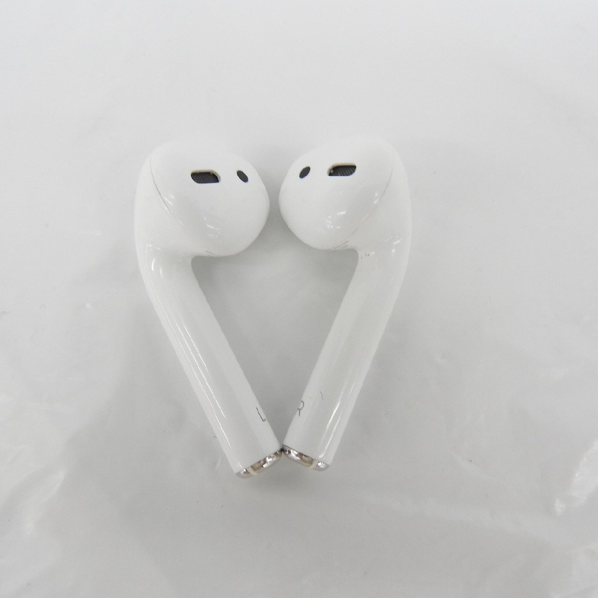 【中古品】Apple アップル ワイヤレスイヤホン AirPods with Charging Case 第2世代 MV7N2J/A イヤホン+ケースのみ 842127260 0414_画像4