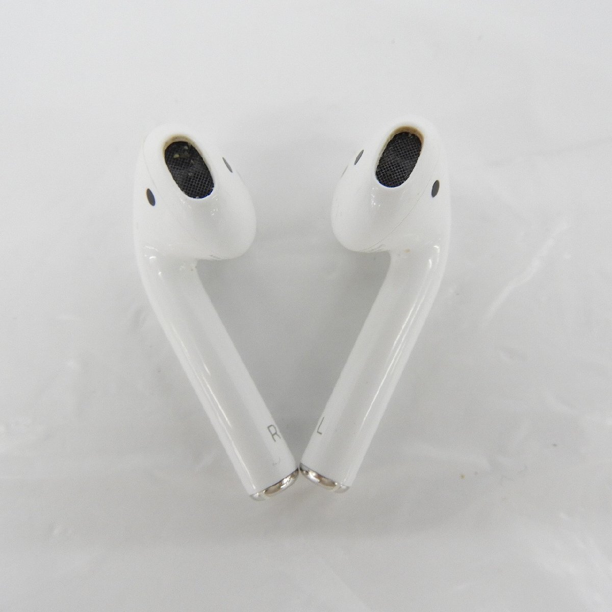 【中古品】Apple アップル ワイヤレスイヤホン AirPods with Charging Case 第2世代 MV7N2J/A イヤホン+ケースのみ 842127260 0414_画像2