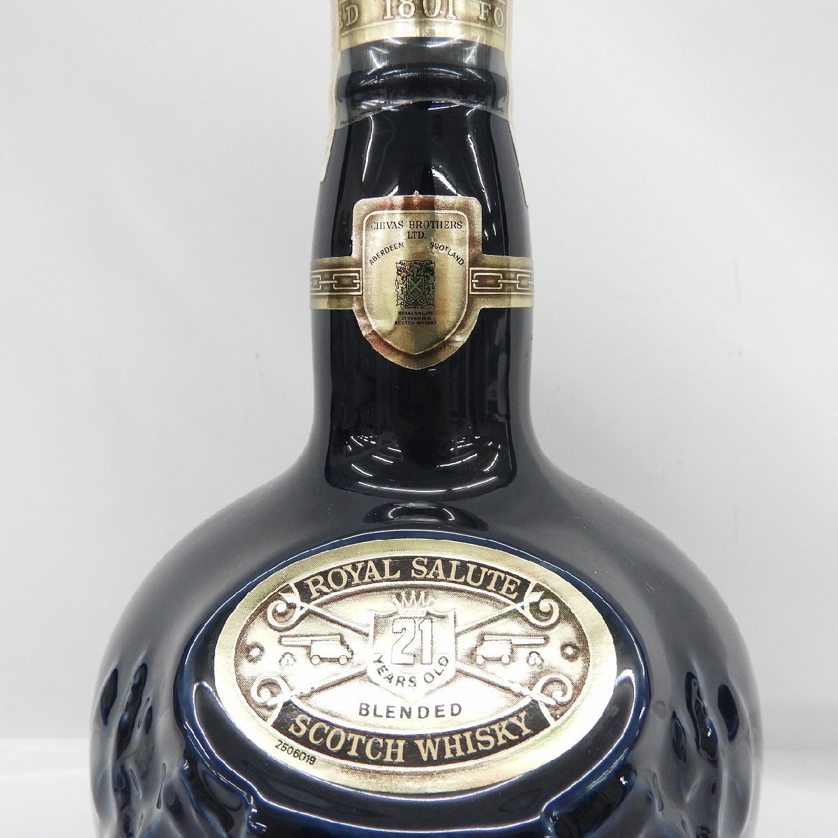 【未開栓】ROYAL SALUTE ロイヤルサルート 21年 青 陶器ボトル ウイスキー 1000ml 43％ 1817g 11551956 0430_画像3