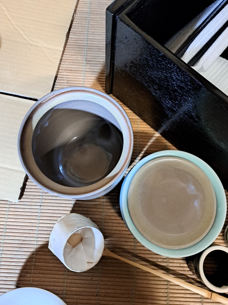 未使用品 茶道具 一式 茶碗 平茶碗 茶筅 茶杓 茶巾 棗(中棗) 水指 柄杓 蓋置 建水 木箱 茶器 陶器 和食器 アンティーク レトロの画像7