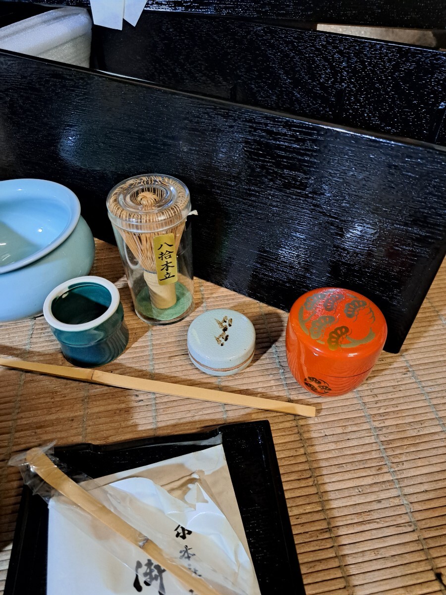 未使用品 茶道具 一式 茶碗 平茶碗 茶筅 茶杓 茶巾 棗(中棗) 水指 柄杓 蓋置 建水 木箱 茶器 陶器 和食器 アンティーク レトロの画像4
