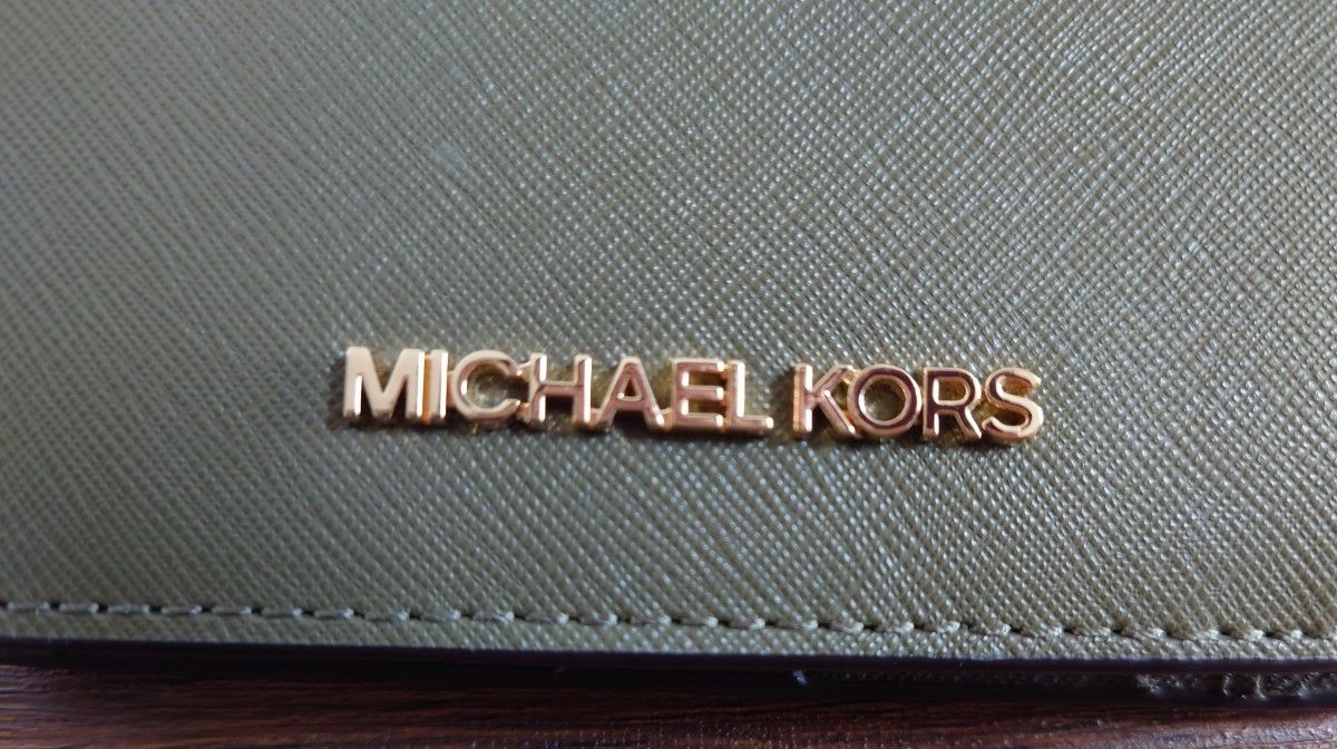 美品　MICHAEL KORS　マイケルコース レザー 財布 2つ折り　38T9CTTF2L オリーブ　Olive　ウォレット