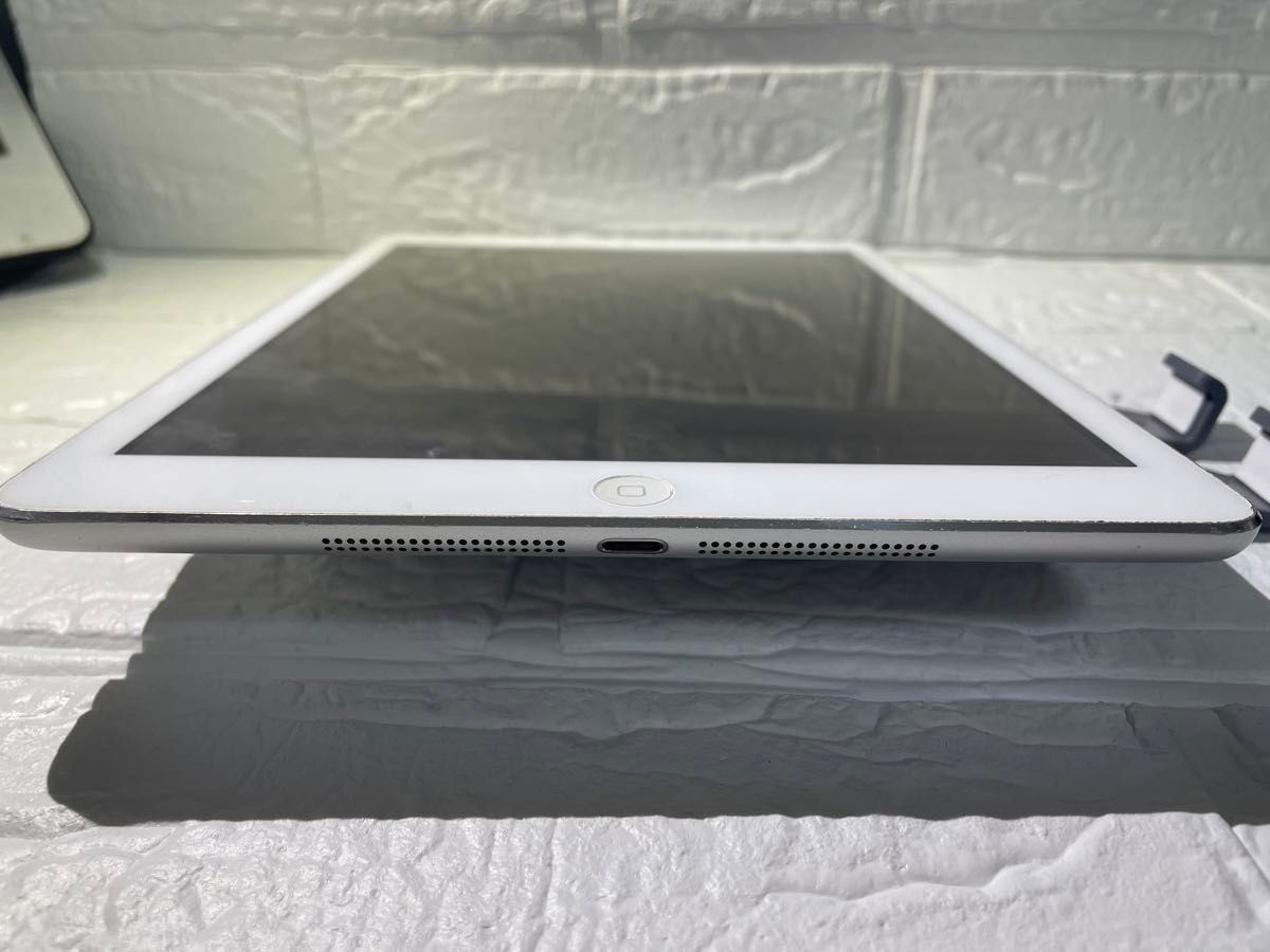 [14]  Apple iPad Air 1 Wi-Fiモデル 16GB