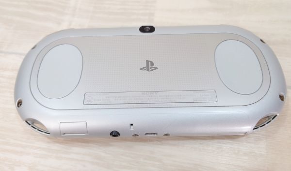 【動作未確認】 SONY Playstation VITA　PCH-2000 シルバー　本体 PS VITA　ジャンク 　G240402992_画像4