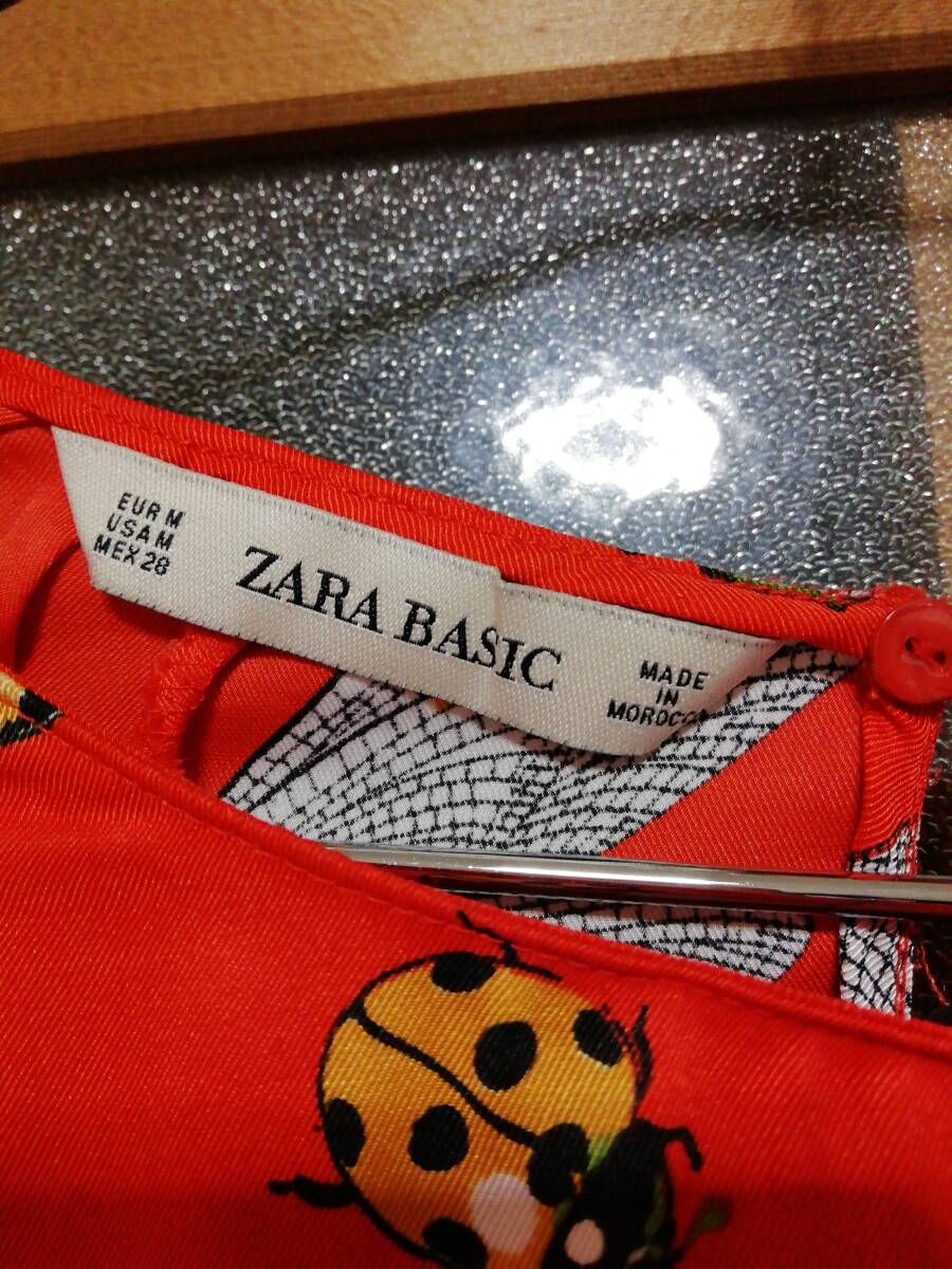 【中古美品】ザラ ZARA ブラウス シャツ サテン生地 レッド 赤 虫 蝶々 レディース 女性 28 Mサイズノーカラー襟なし長袖_画像3