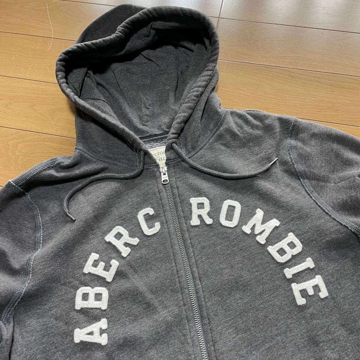 E-13 Abercrombie＆Fitch（アバクロ） サイズM！フェルトロゴ刺しゅう ジップ パーカーの画像2