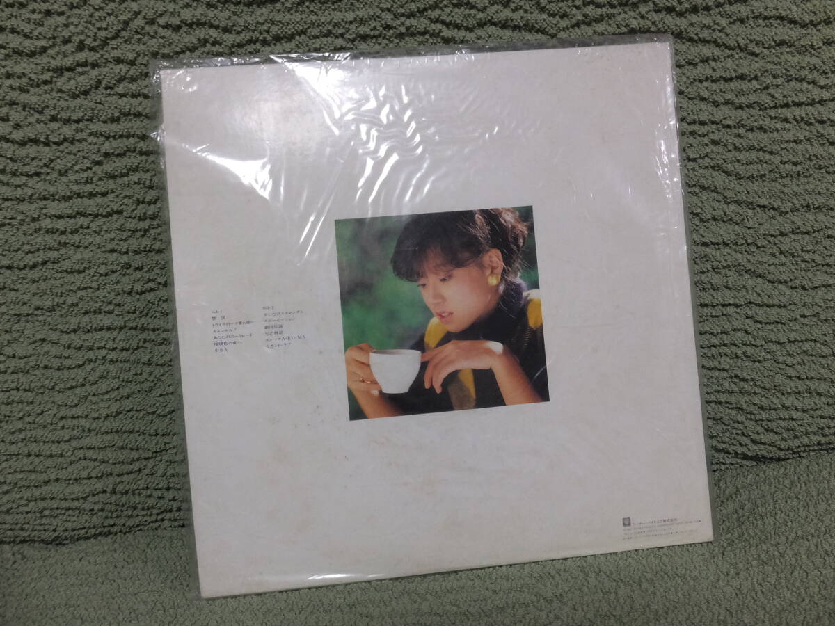 人気の昭和レコード 中森明菜. メモワール BEST AKINA. 1984年カレンダー付 帯付 長期保管品の画像2