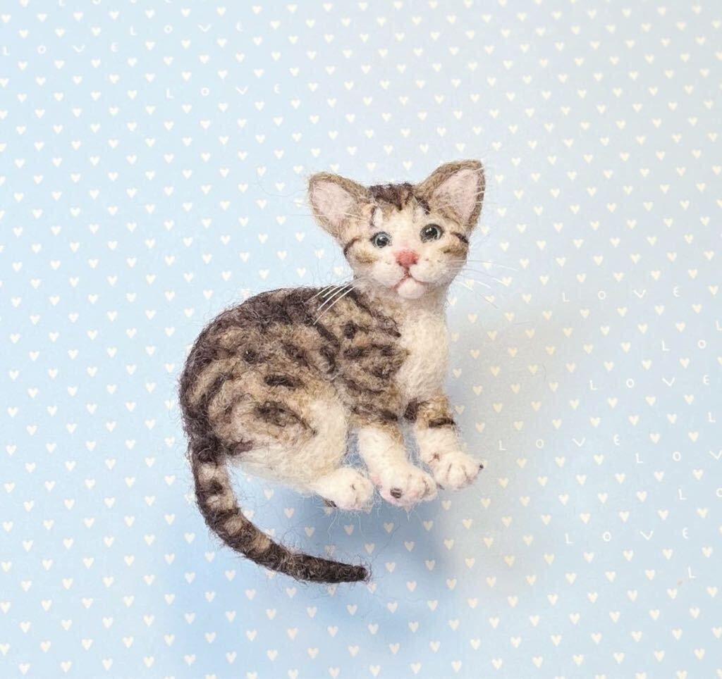 【KURIMARU】羊毛フェルト 猫ブローチ キジ白ちゃん 子猫の画像1