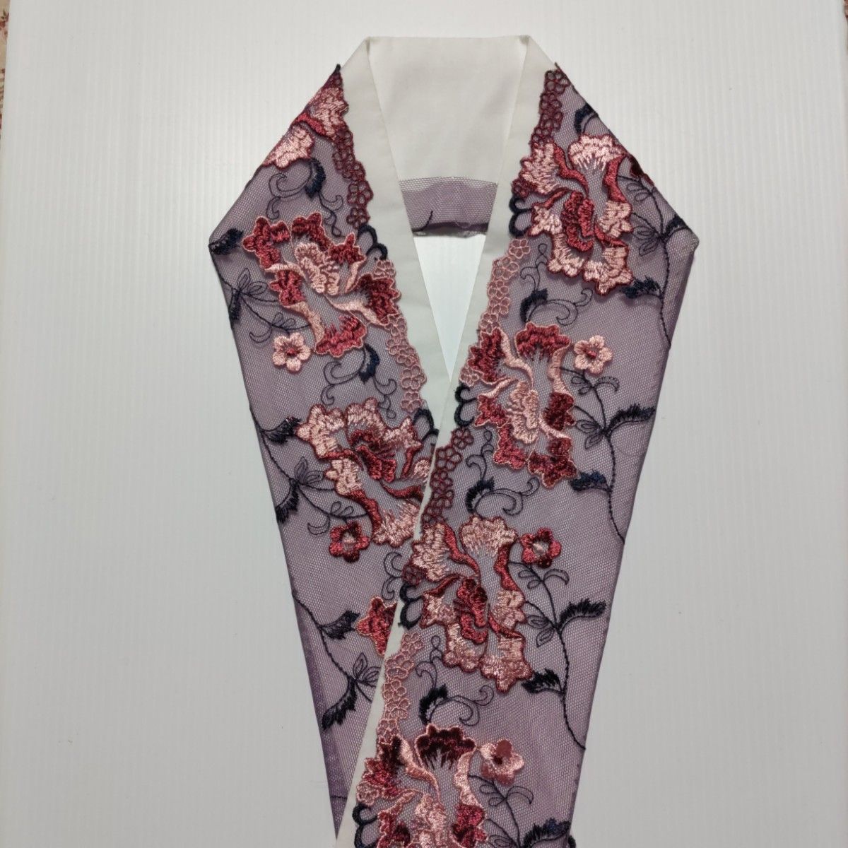 残り2枚　Ｐ-8072  光沢刺繍　シックな花模様スカラップレース重ね衿サイズ